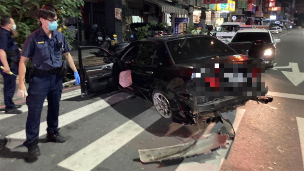 疑酒駕釀連環車禍又自撞分隔島　駕駛棄車逃逸