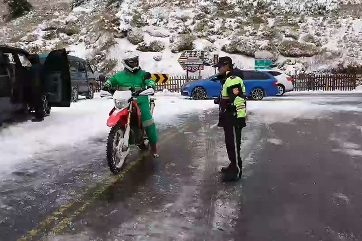 地表最強郵差！ 雪地中騎越野機車奔馳106公里送信