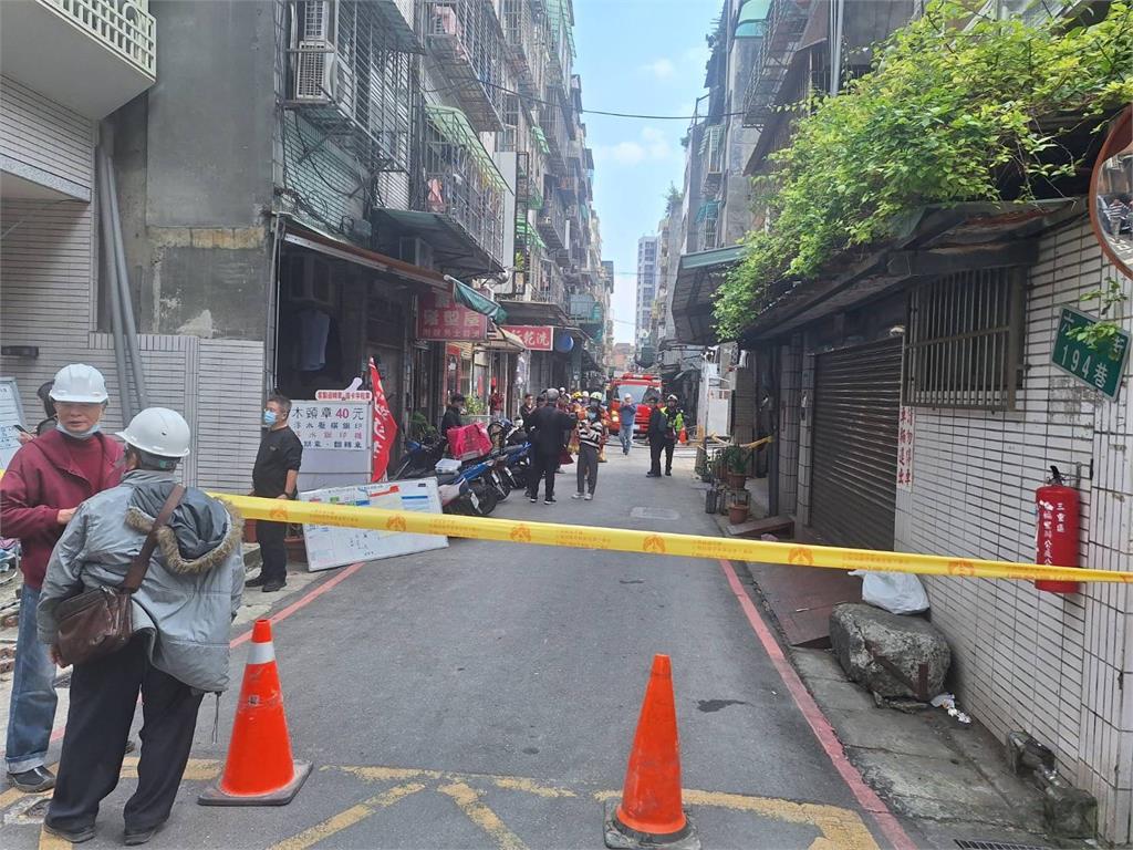 快新聞／新北三重驚傳建案地基塌陷！　一旁民宅傾斜龜裂「緊急撤離」
