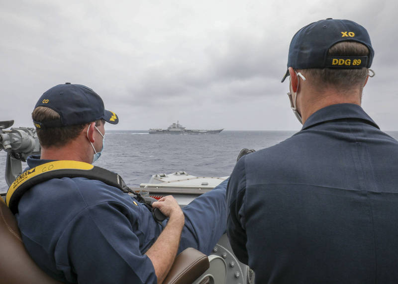 震懾中國！美艦長近距離「翹腳監控」遼寧號　一張圖曝都在掌握中