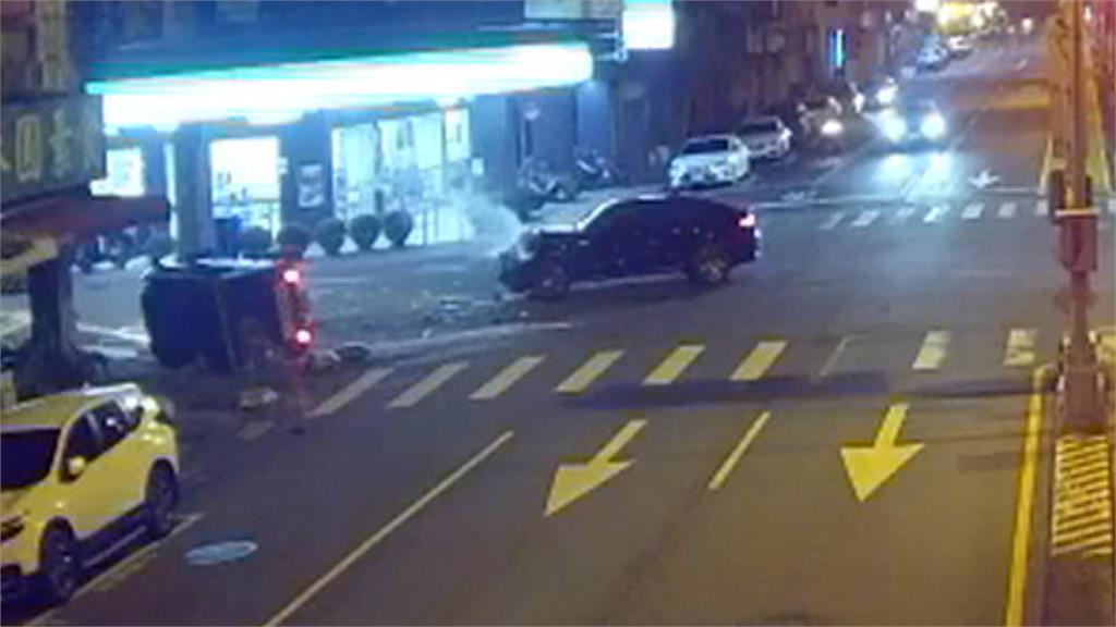 21歲女子開小貨車送菜　十字路口遇闖紅燈轎車...　被撞翻青菜撒一地