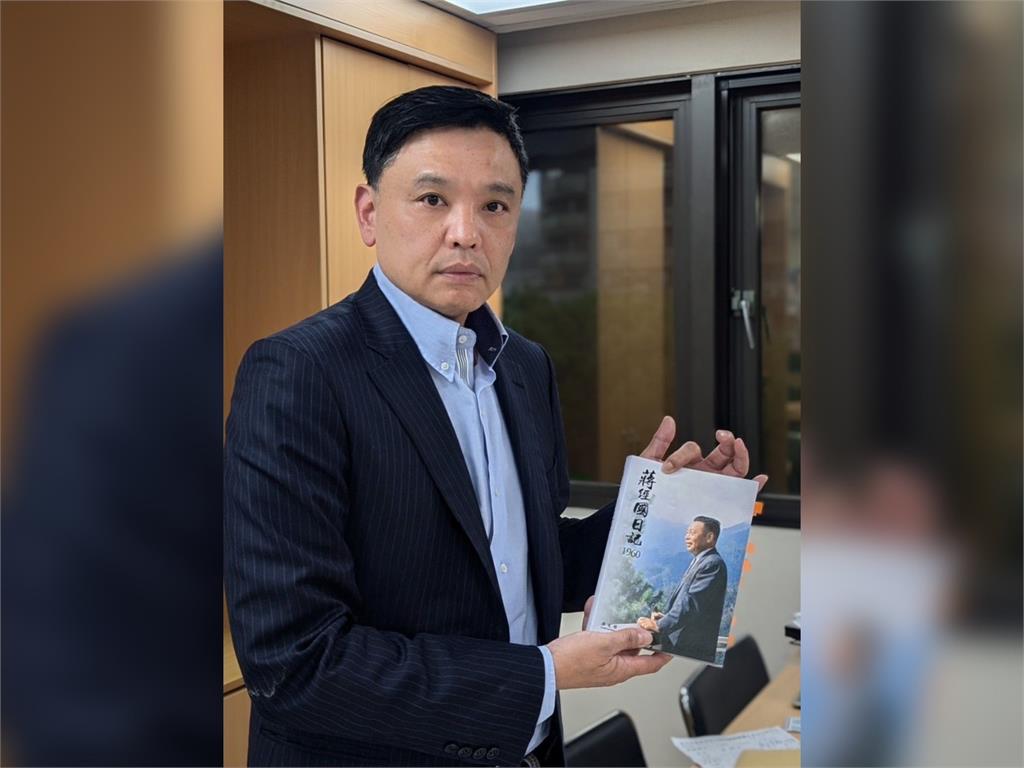 快新聞／蔣萬安喊國難卻對中共武嚇噤聲？　洪健益送「這本書」酸：別只想鋪路選總統