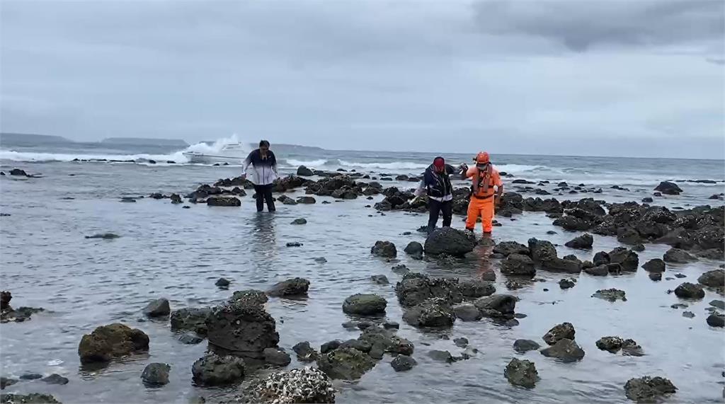 快新聞／新！雨彈狂炸　澎湖大浪「小船翻覆」4人落海