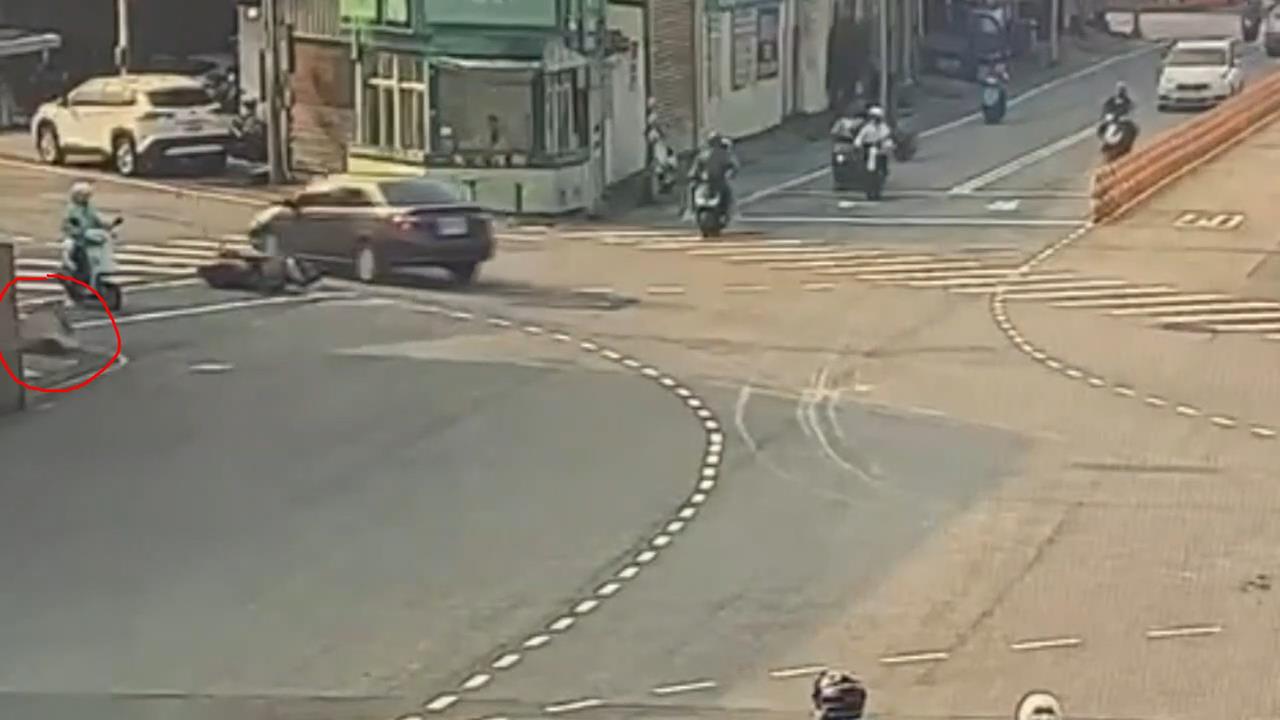 快新聞／又是78歲！桃園男駕車疑闖紅燈　女騎士遭撞「腦出血、右肩骨折」