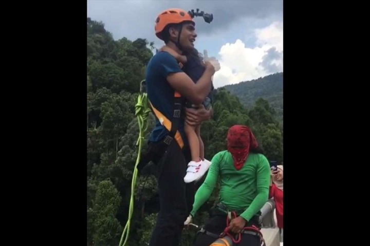 徒手抱兩歲女兒高空彈跳 年輕爸爸被罵翻
