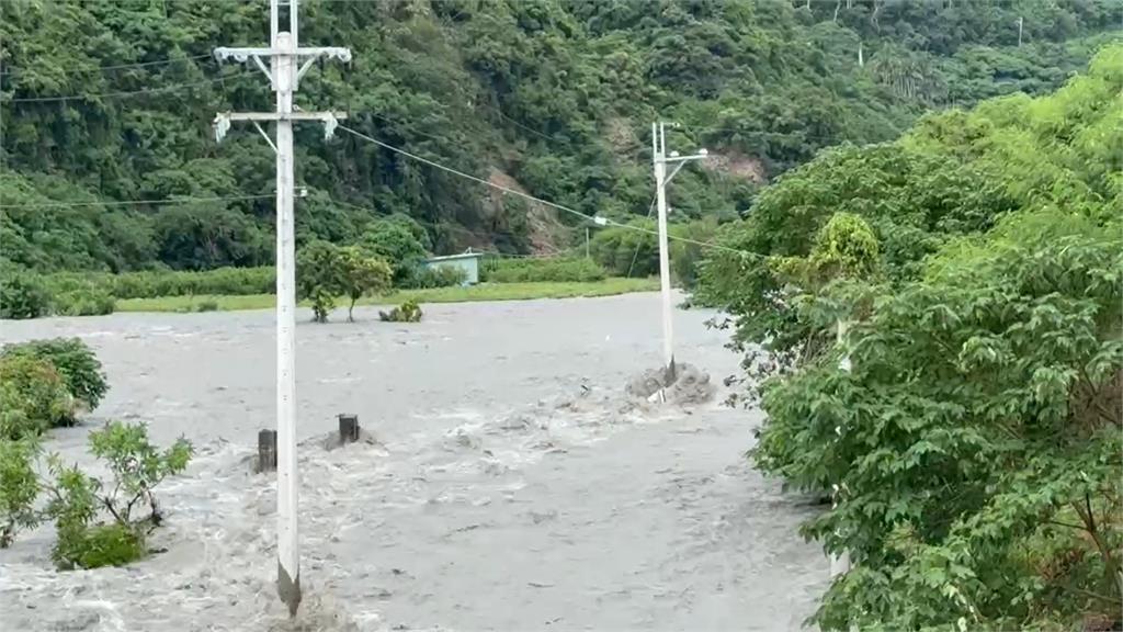 快新聞／台東金崙溪暴漲改道淹農地！　工程車陷泥流搶修困難重重