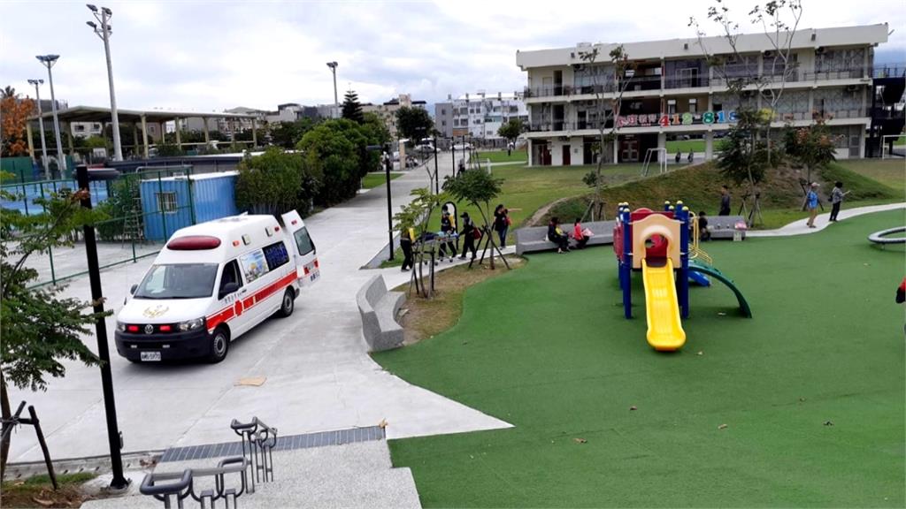 少年運動公園玩彈翻床 重心不穩手撐地骨折