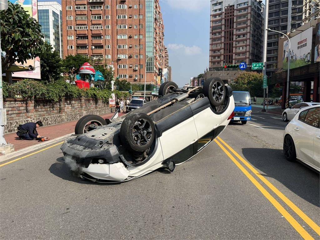 桃園男疑精神不濟自撞燈桿翻車四腳朝天　幸運僅輕傷