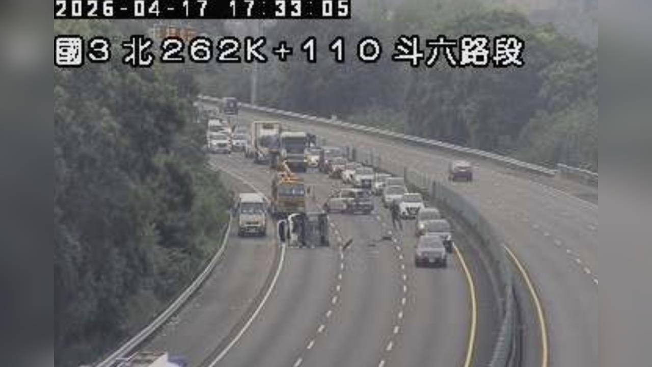 快新聞／下班注意！國3轎車「90度側翻」釀回堵　斗六路段5車追撞