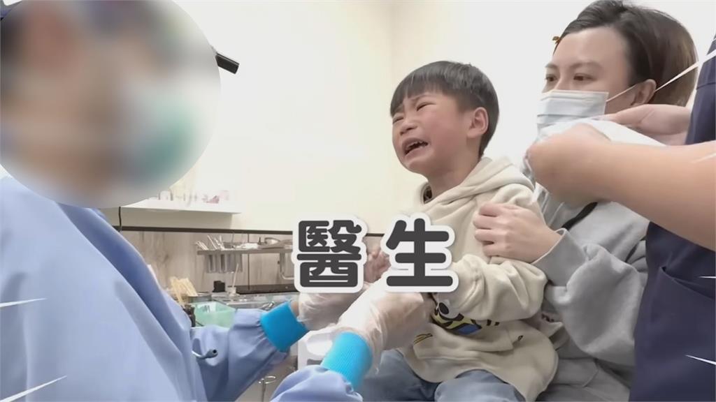 4歲兒生病3天「哀求醫生要打針」　被拒絕後秒哭倒在爸爸懷裡