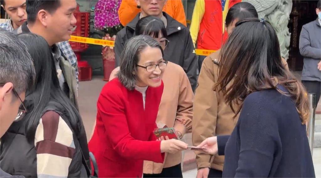 快新聞／蕭美琴初二赴嘉義、花東發福袋！民眾嗨喊「回娘家」　八炯也偕妻來排隊