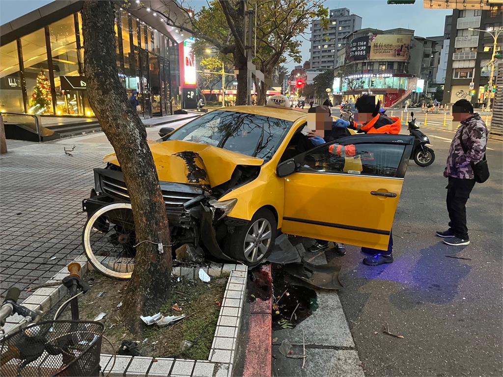 快新聞／5天兩起！士林又傳小黃自撞　計程車撞飛整排腳踏車、行道樹