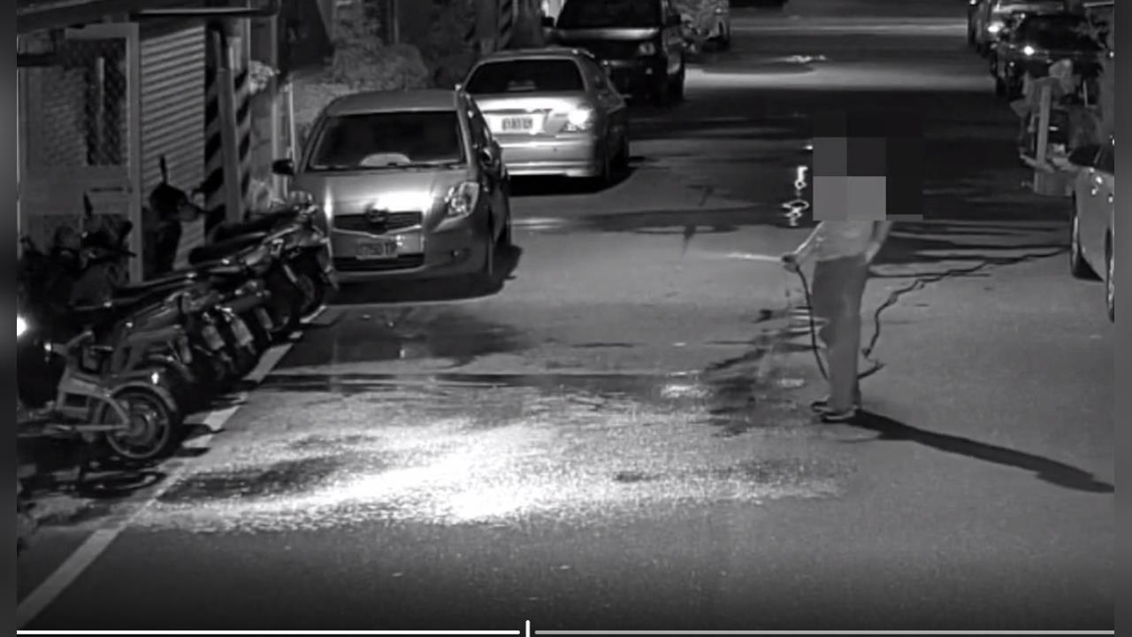 不滿清晨灑水被制止！花蓮男子持棍棒猛砸鄰居大門