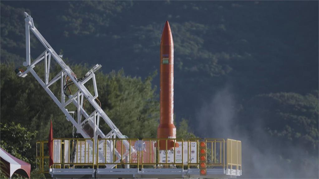 台灣首枚類衛星載具火箭　屏東旭海升空