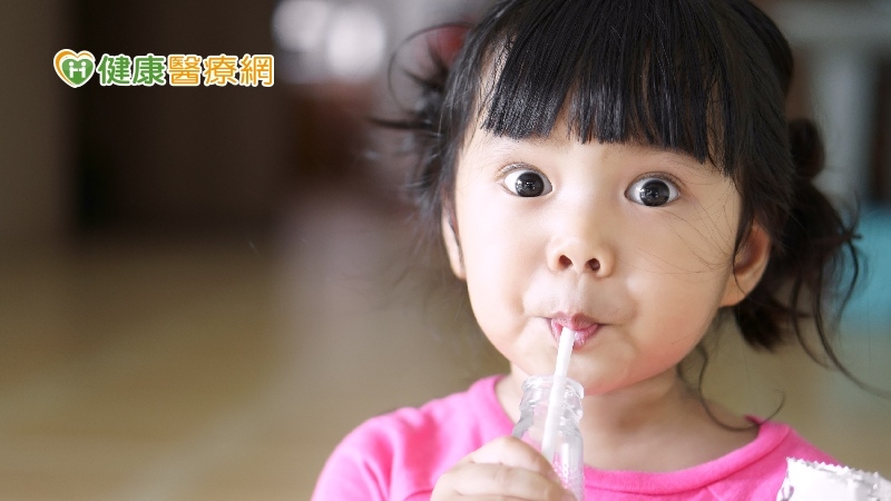 滿街都是飲料誘惑！營養師教你6招輕鬆幫助孩子減糖