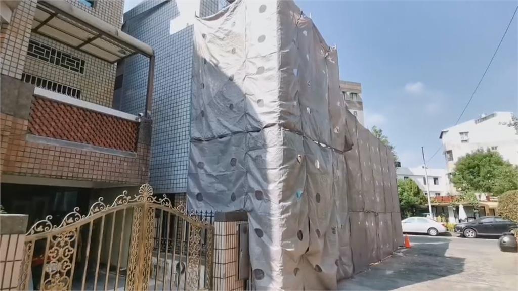 疑工地維護設施不完善擾民 拆屋粉塵滿天飛.廢棄磚瓦砸遮雨棚