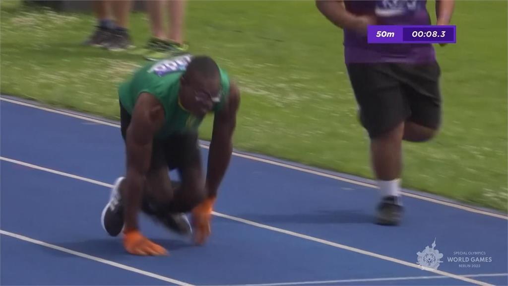 柏林特殊奧運會　牙買加選手「用手跑」50公尺受矚目