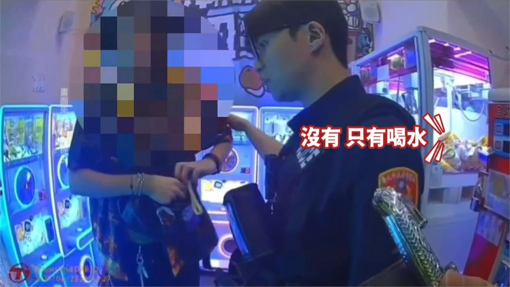 嚇！美籍男子士林夜市揮「玩具刀」　還朝動漫展Coser攻擊