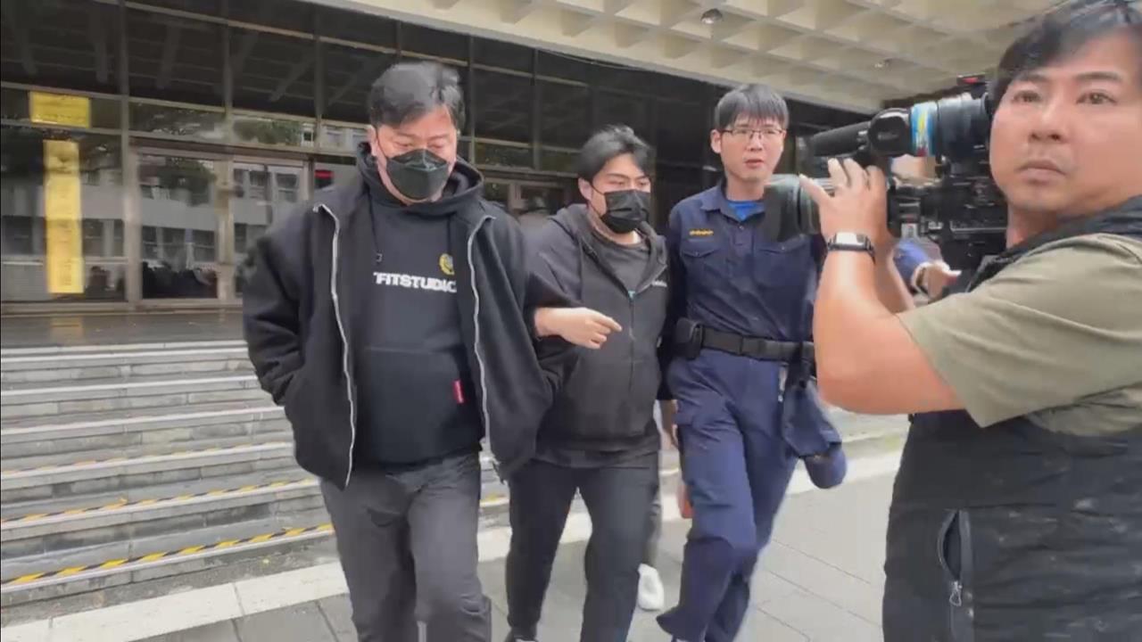 快新聞/火速籌800萬現金!李傅中武一家人牽緊手 迅速離開北檢