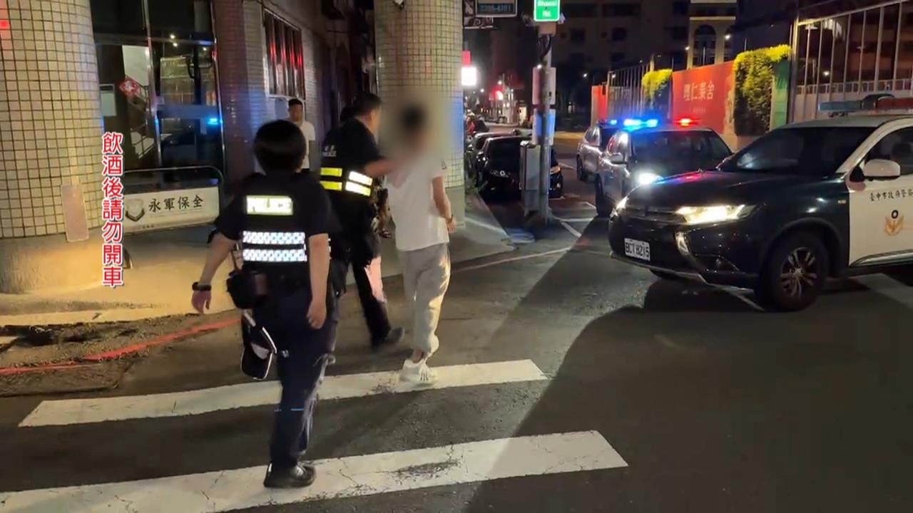 酒駕釀禍！休旅車攔腰撞上超商物流車　貨物掉滿地