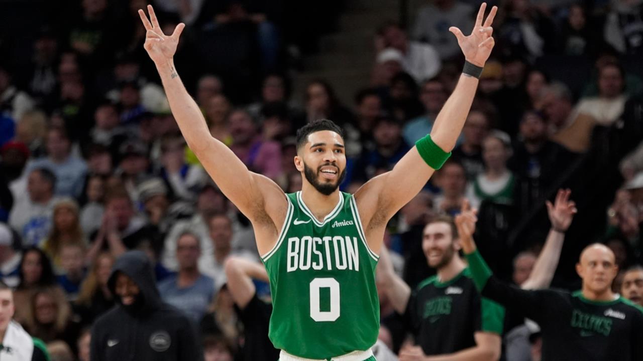 NBA(影)/糗!塔圖姆罰球連10次打鐵、1分鐘只進1球 網崩潰:告訴我這是AI