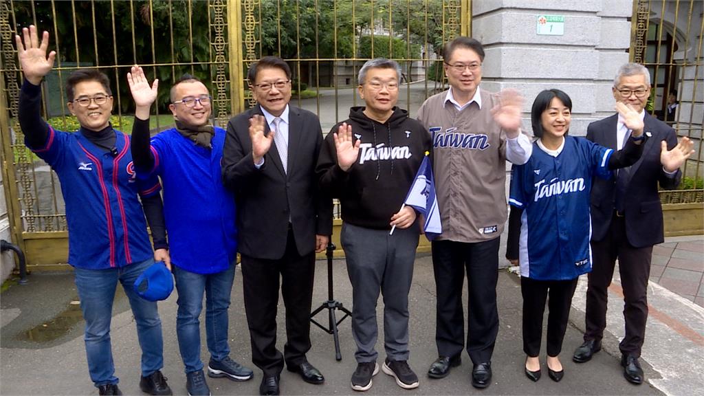 朝野響應英雄大遊行！　綠穿TAIWAN球衣、藍白穿CT球衣