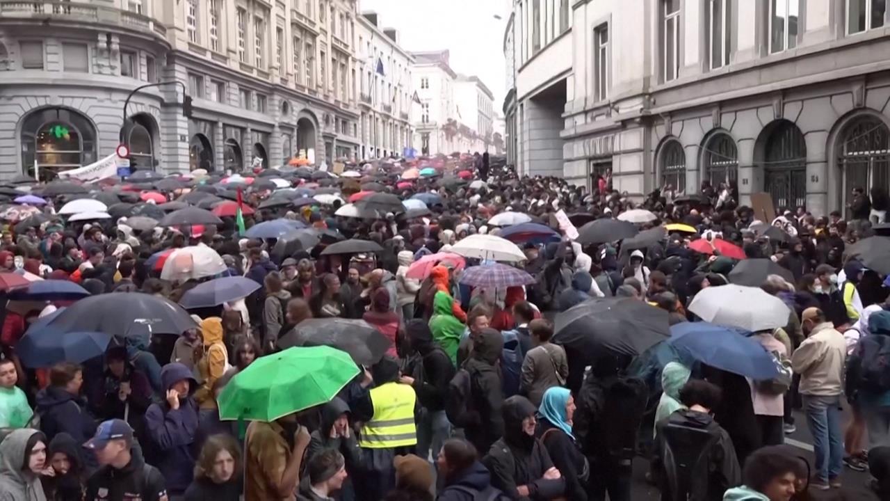 學費漲逾35%掀怒火！　比利時火爆示威　警丟催淚瓦斯驅逐