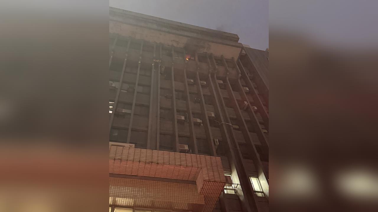 快新聞／中興大學建築竄出火舌　「疑為辦公室冷氣起火」