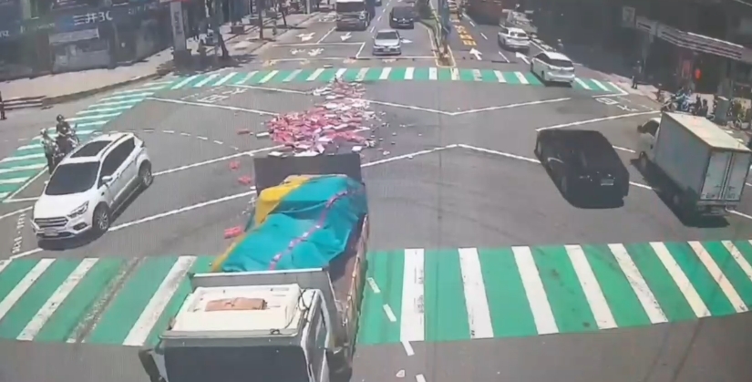【有片】沒固定好！蘆竹小貨車啤酒箱灑滿地 警方開罰了