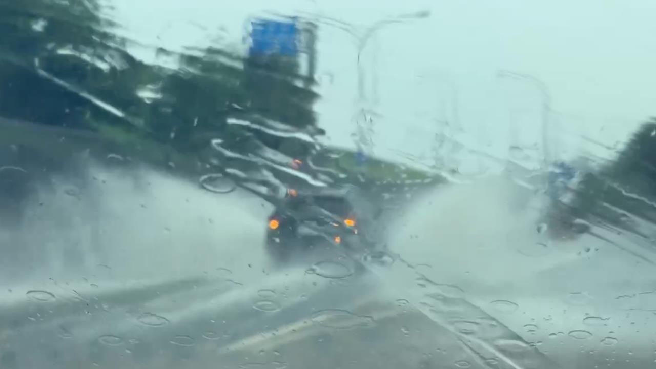超猛暴雨狂炸新北「4縣市」升一級警戒！樹林警站水中指揮「小腿肚全消失」畫面曝