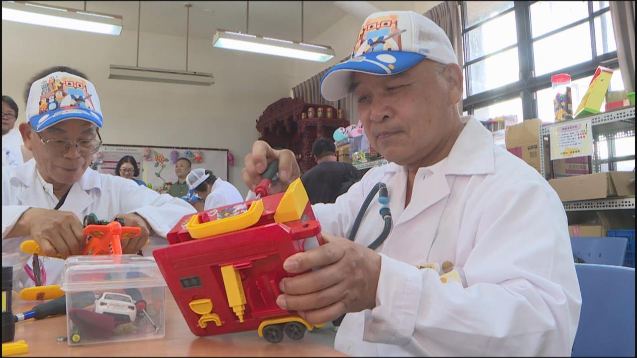 桃中埔國小創「玩具醫院」　七旬長者攜手小學生搶救故障玩具