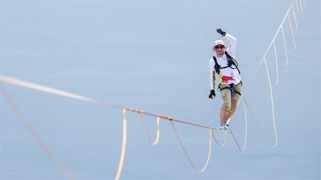 挑戰史上最長高空走繩　愛沙尼亞好手「終點前失足」紀錄不算