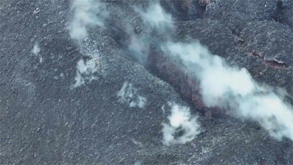 冰島火山威力減弱　竟有遊客徒步靠近險喪命