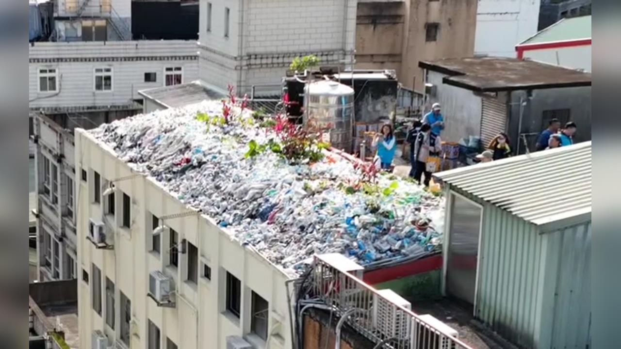 快新聞／礁溪旅館頂樓「寶特瓶山」遇強風搖搖欲墜　負責人母親承諾改善