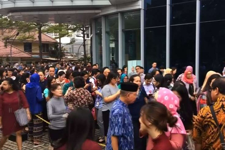 印尼6.4強震 雅加達大樓劇烈搖晃