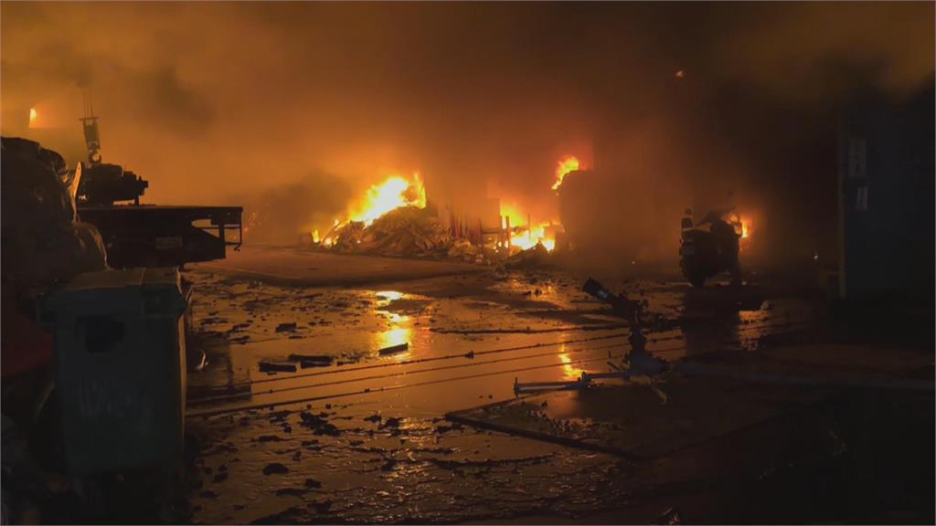 台中廢棄木材廠深夜大火　人員全逃出　估財損上百萬