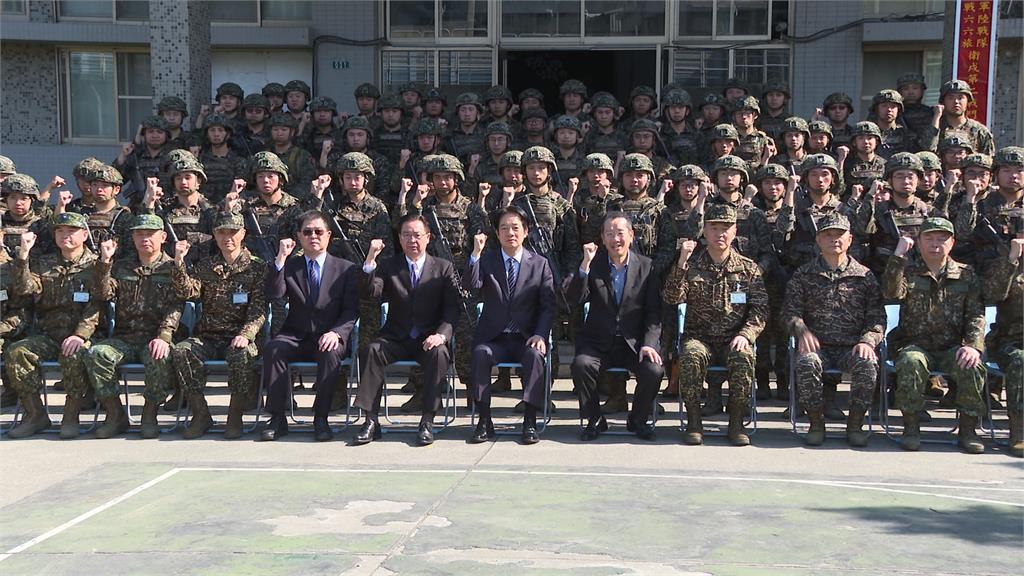 賴總統校閱「保衛首都軍隊」　宣布「調升國軍加給」　最高達1.2萬