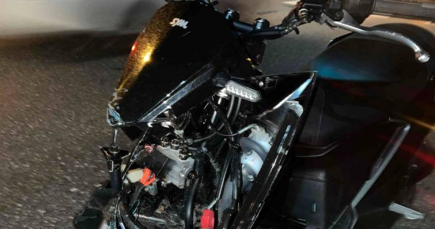 大學生雙載追撞小貨車！撞擊瞬間被彈飛     現場驚心動魄