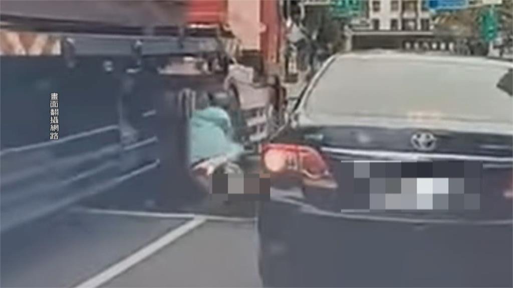 悚！騎士閃轎車往左倒　遭聯結車輪撞上