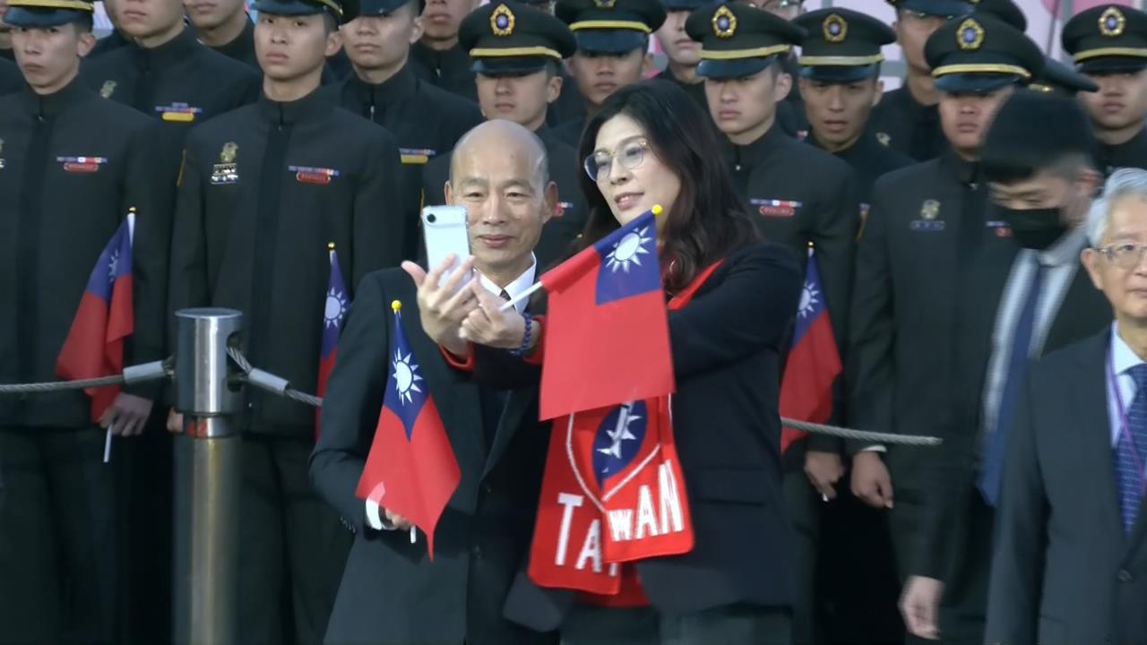 快新聞/2016後首次!鄭麗文以國民黨主席身分出席府前升旗 與韓國瑜嗨玩自拍
