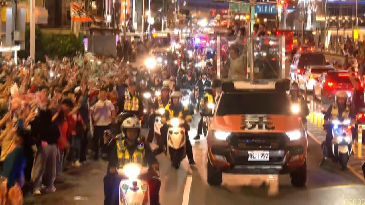 「洋流童行」基隆港 沈伯洋、童子瑋合體車掃拚翻轉