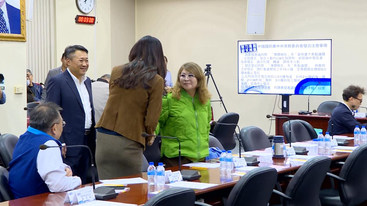 尷尬！「一身綠」出席中常會和鄭麗文握手　何鷹鷺喊：我變綠的！