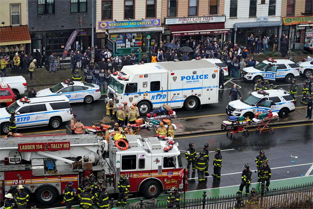 通勤高峰「紐約布魯克林地鐵」驚傳槍響　5人中彈13傷！槍手疑戴防毒面具