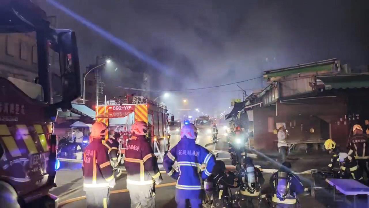 狗狗「抓門」示警！加油站旁鐵皮屋火警　屋主驚醒逃命