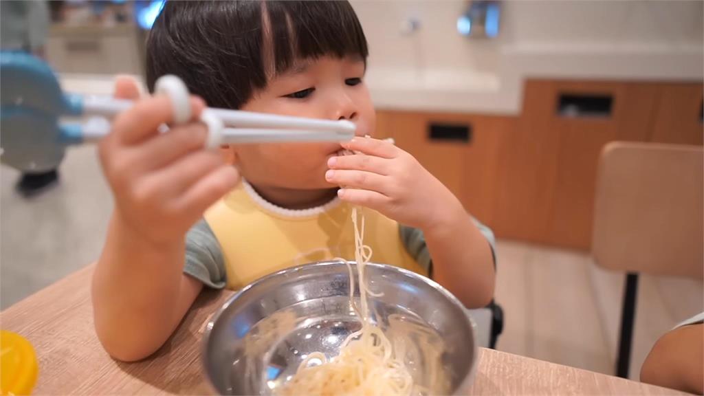 台灣爸帶混血萌娃逛美食街！滿滿台菜獨缺這一味　網友急喊：它必吃