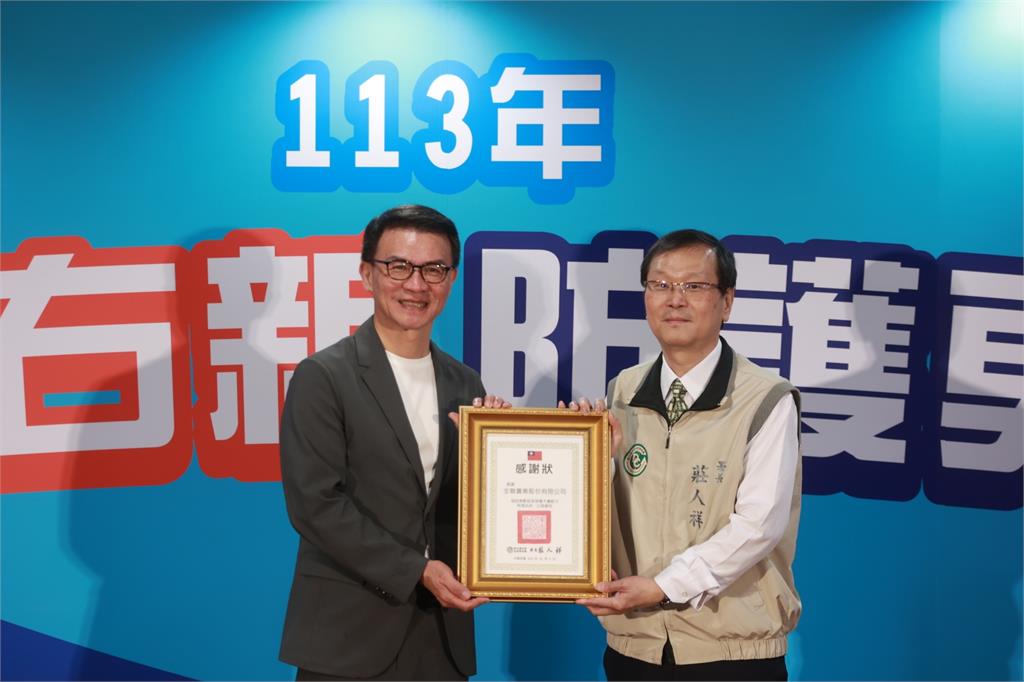 11月1日起開放滿50歲以上民眾「左流右新」同時接種公費流感及JN.1新冠疫苗