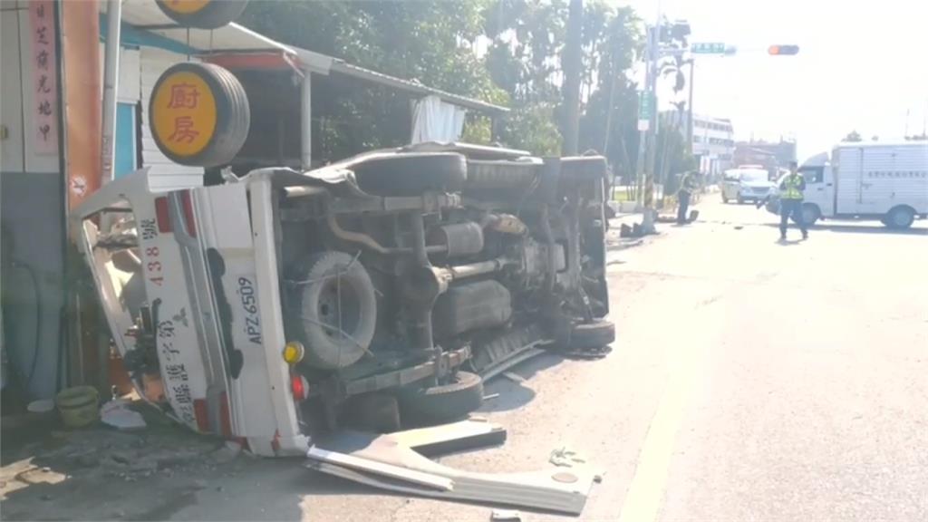 驚！急載老婦送醫 救護車遭貨車撞噴飛