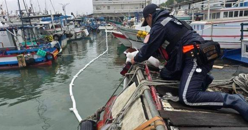 台東漁港驚現半沉漁船！    200公升柴油險釀大規模海汙