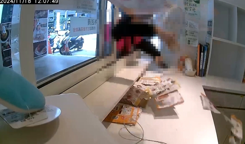 不爽等太久？外送員暴走抓起傳單亂灑　還丟向櫃台人員