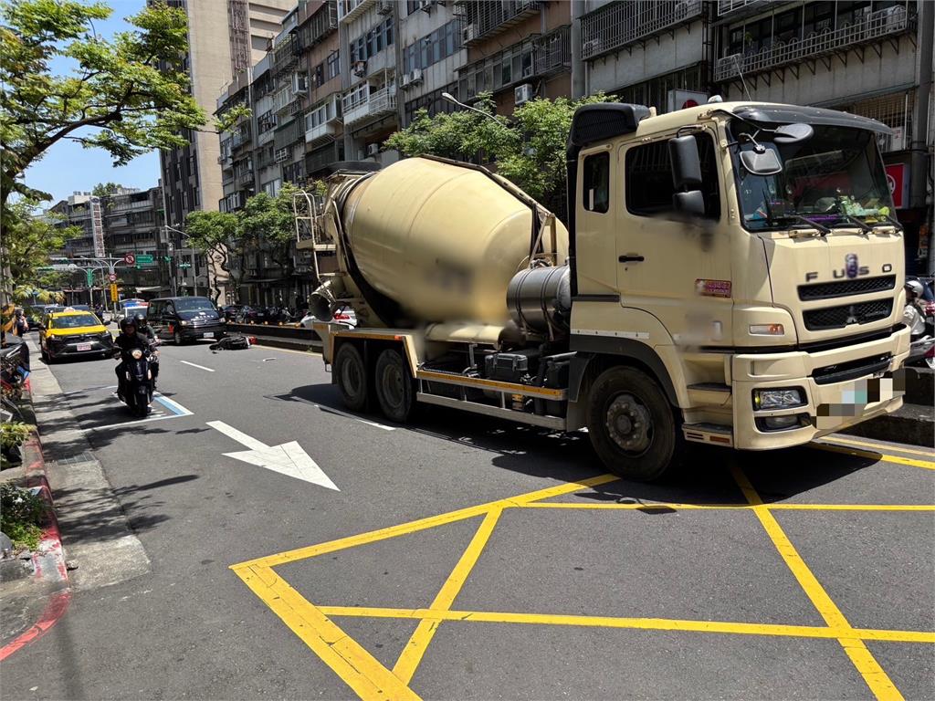 快新聞/台北文山區死亡車禍!水泥預拌車與機車碰撞 女騎士遭輾壓身亡